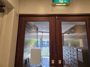 エントランスガラス交換、エントランスドアハンドル取付け