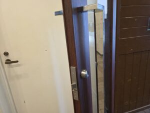 エントランスガラス交換、エントランスドアハンドル取付け