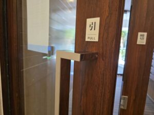 エントランスガラス交換、エントランスドアハンドル取付け
