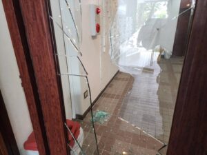 エントランスガラス交換